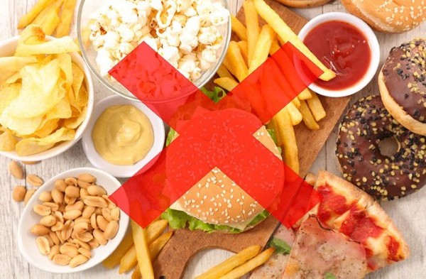 Chim nhồng ăn gì để học nói nhanh, lông mượt, sống lâu 23 Thức ăn mặn, cay, nhiều dầu mỡ của người