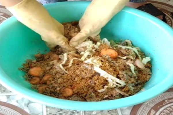 Chim nhồng ăn gì để học nói nhanh, lông mượt, sống lâu 20 Chim nhồng ăn gì từ các loại thức ăn tổng hợp?