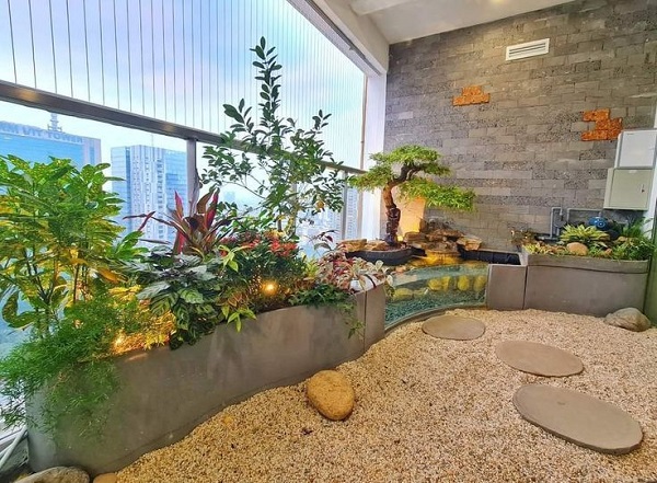 bố trí cây chắn gió, giúp điều hòa nhiệt độ, hạn chế lượng bụi bẩn cho bể cá koi