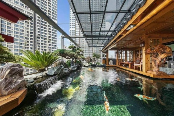 Hồ koi tại Ritz-Carlton Hong Kong